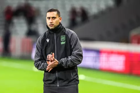 مدرب جديد لمصطفى محمد.. نانت يعلن رحيل كاسترو وتعيين أحمد القنطاري